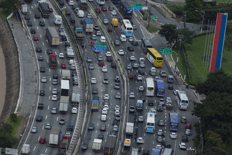 São Paulo e marcado por recorde de congestionamento e chuva nesse feriado prolongado